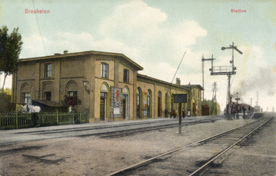 8803 Gezicht op het station met de spoorlijn te Breukelen uit het noordwesten.